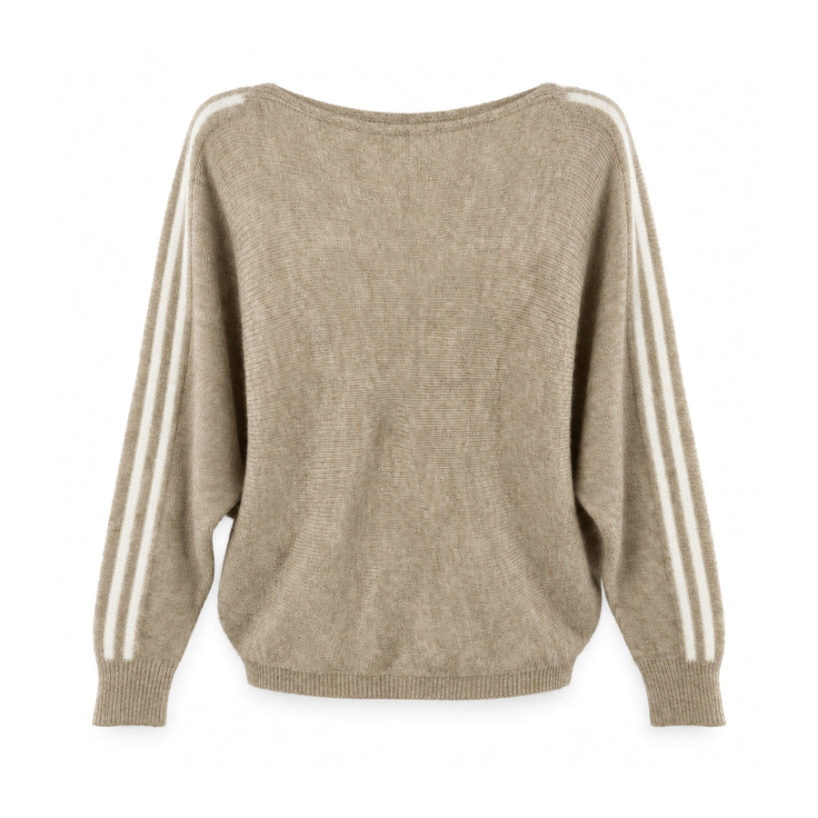 Maglia scollo a barca a pipistrello beige con due righe sulle maniche su sfondo bianco