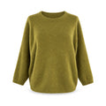 Maglione oversize verde oliva su sfondo bianco