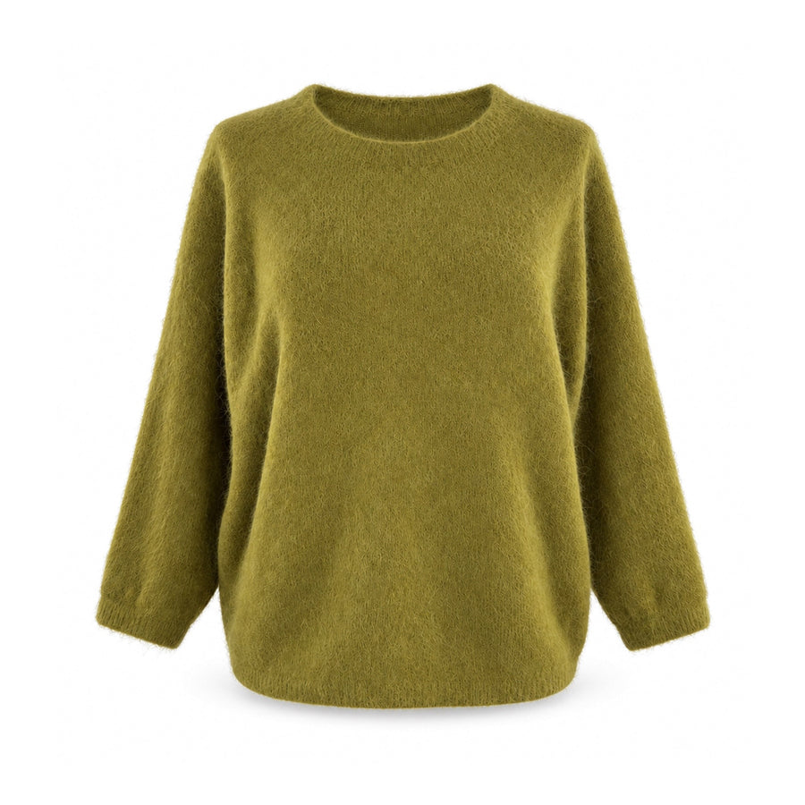 Maglione oversize verde oliva su sfondo bianco