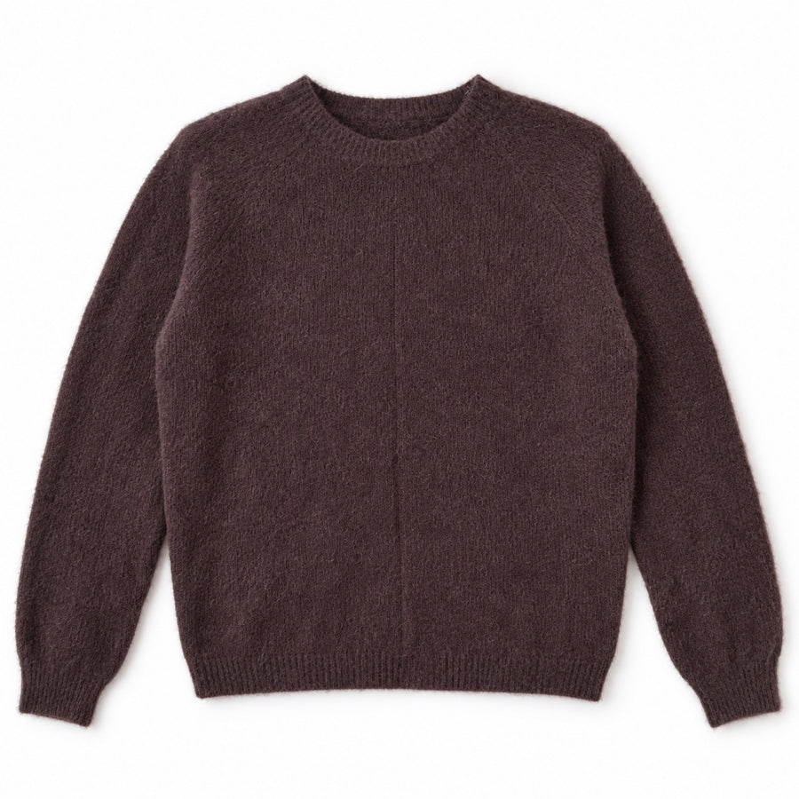 Maglione girocollo marrone prugna, foto su fondo bianco