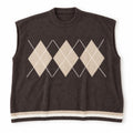 Gilet marrone a rombi in maglia, packshot su fondo bianco, misto lana e cashmere