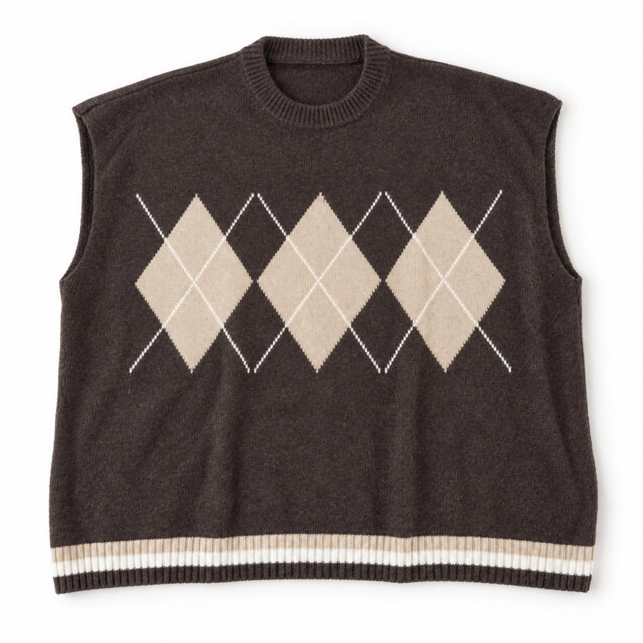 Gilet in maglia a rombi marrone, foto su fondo bianco