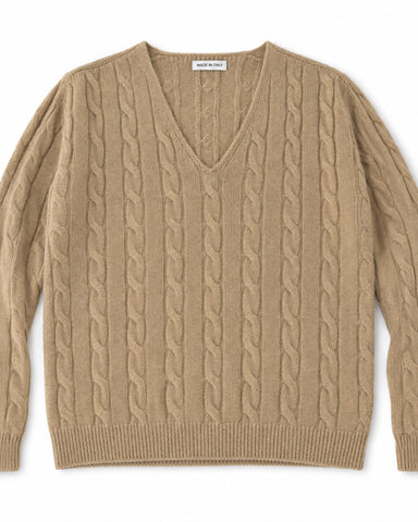 Maglione a trecce color cammello in misto lana e cashmere, capo intero su fondo bianco