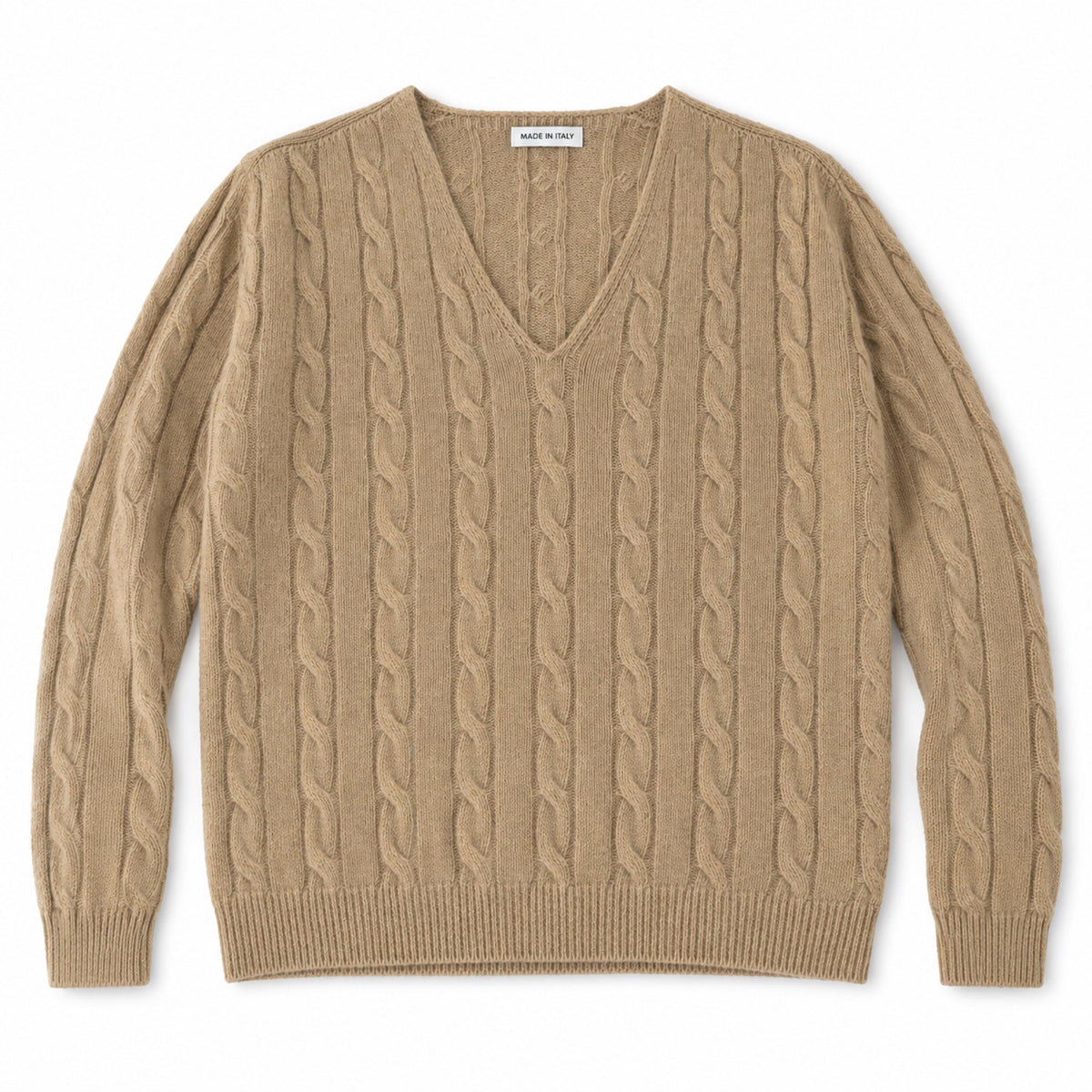 Maglione a trecce scollo a V cammello, foto su fondo bianco