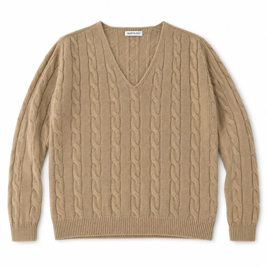 Maglione a trecce scollo a V cammello, foto su fondo bianco