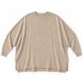 Maglione oversize a pipistrello beige, foto su fondo bianco