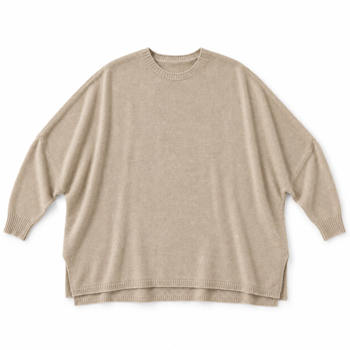 Maglione oversize a pipistrello beige, foto su fondo bianco