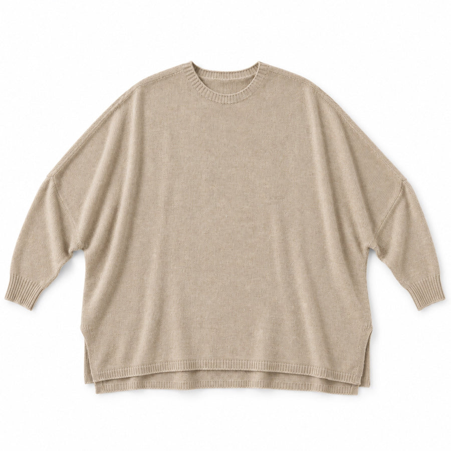 Maglione oversize a pipistrello beige, foto su fondo bianco