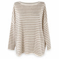 Maglia a righe oversize beige e panna con scollo a barchetta, vista frontale su sfondo bianco