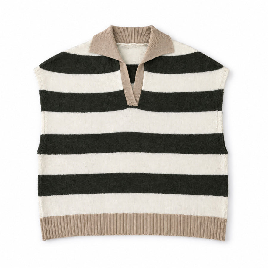 Gilet in maglia a righe con colletto, foto su fondo bianco