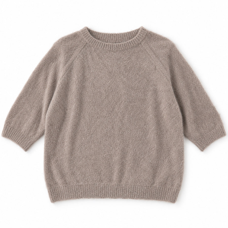 Maglione tortora a maniche tre quarti, foto su fondo bianco