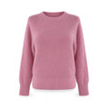 Maglione girocollo rosa in misto alpaca e cashmere su sfondo bianco