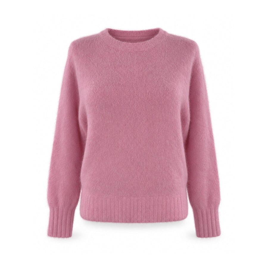 Maglione girocollo rosa in misto alpaca e cashmere su sfondo bianco