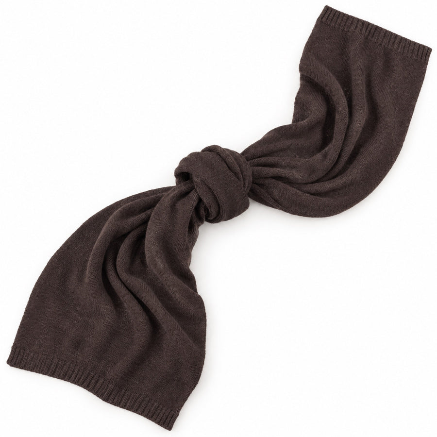 Sciarpa marrone in misto lana e cashmere, annodata davanti al collo