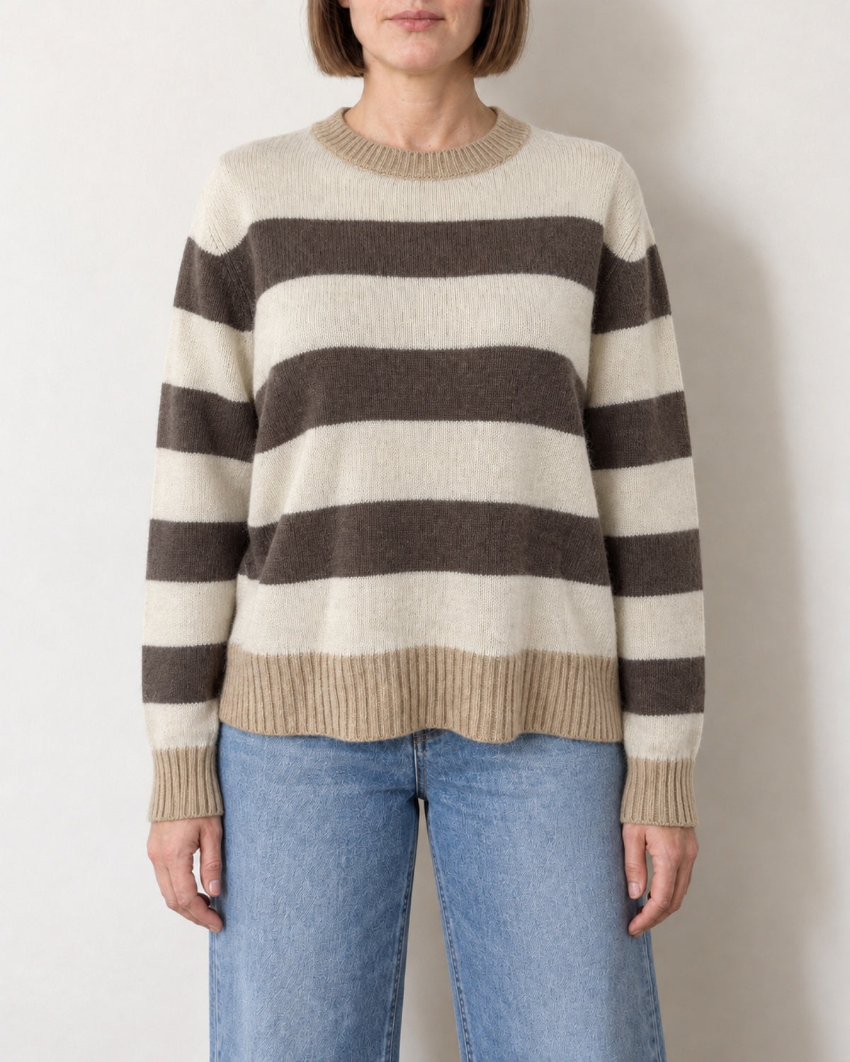 Maglione a righe panna e tortora indossato con jeans chiari, vista frontale