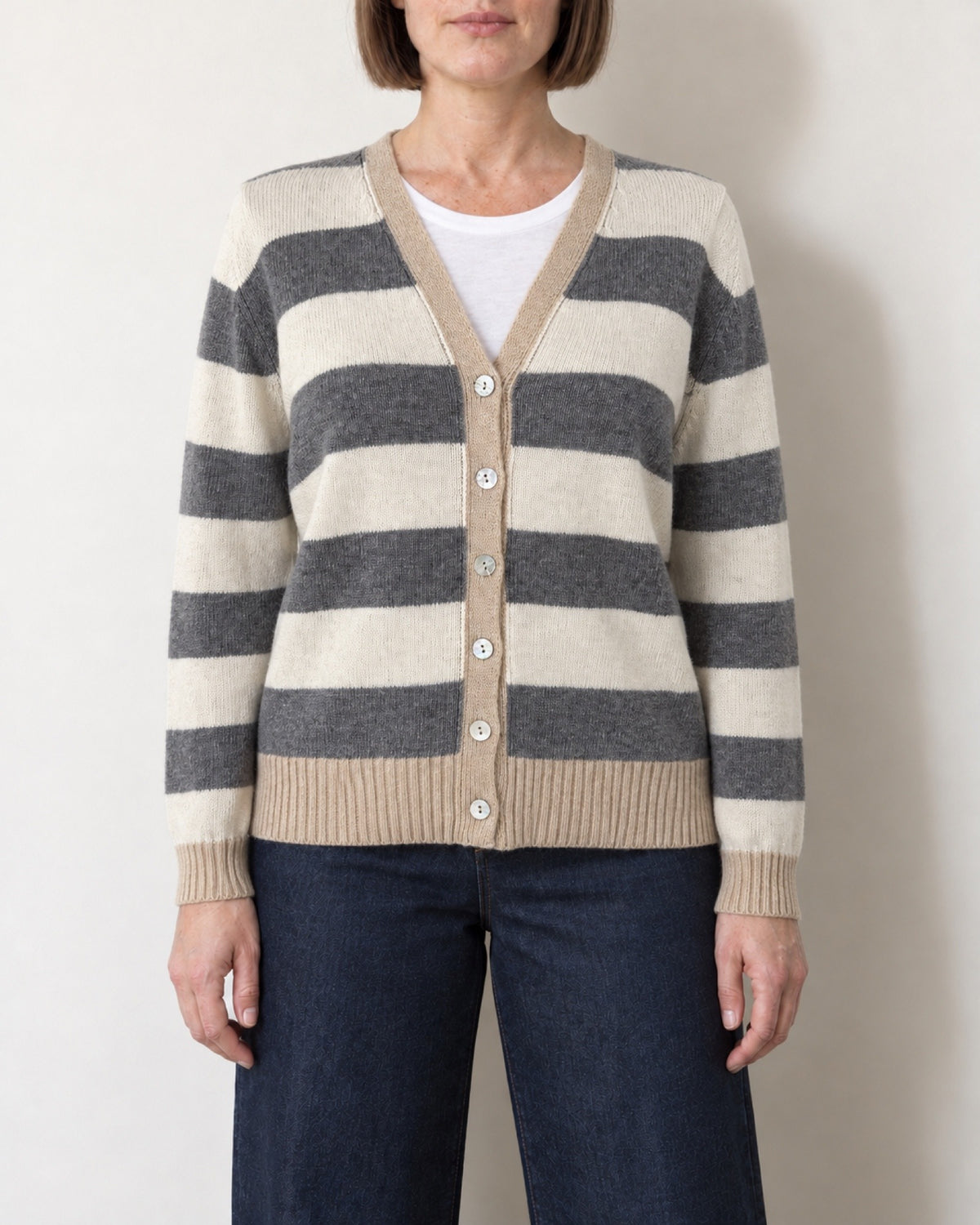 Cardigan a righe grigio e panna, vista davanti sulla modella