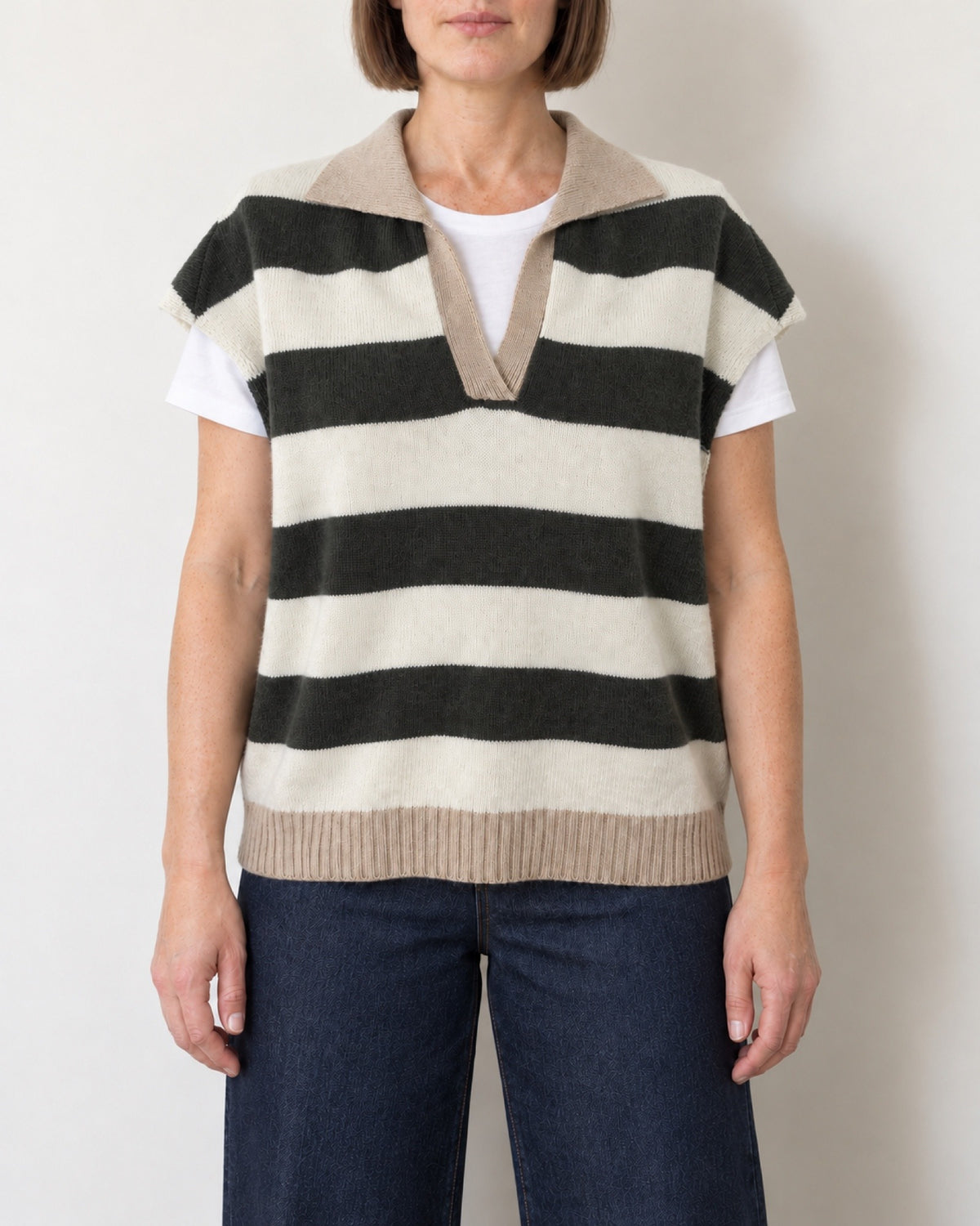 Gilet in maglia a righe con colletto, vista davanti sulla modella