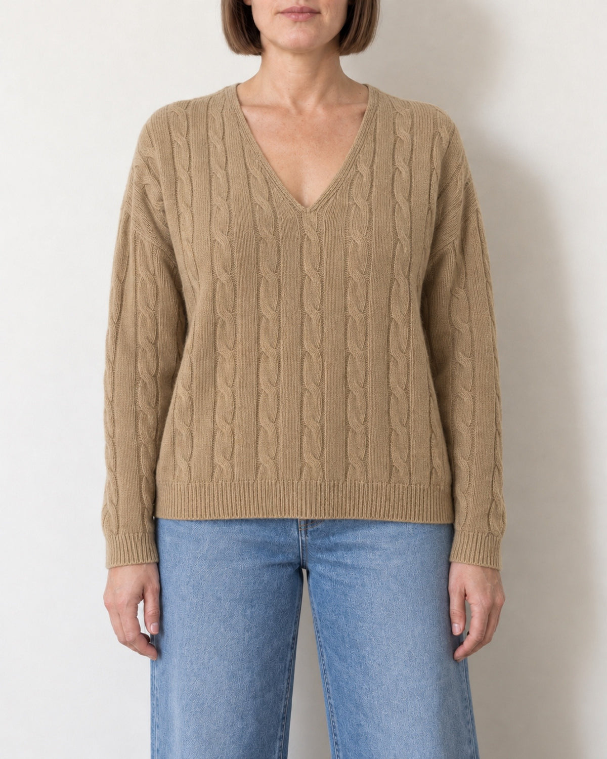 Maglione a trecce scollo a V cammello, vista davanti sulla modella