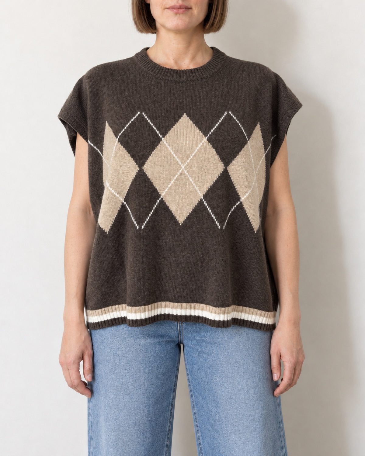 Gilet marrone a rombi visto davanti sulla modella, misto lana e cashmere