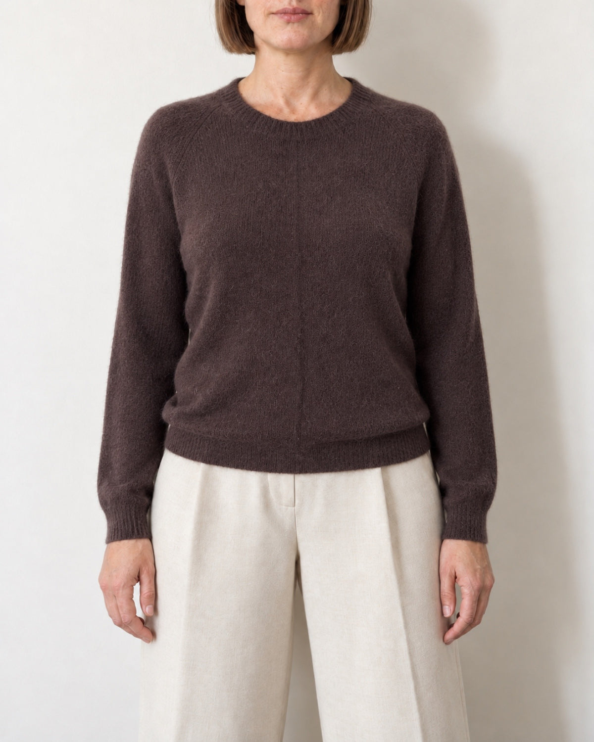 Maglione girocollo marrone prugna, vista davanti sulla modella