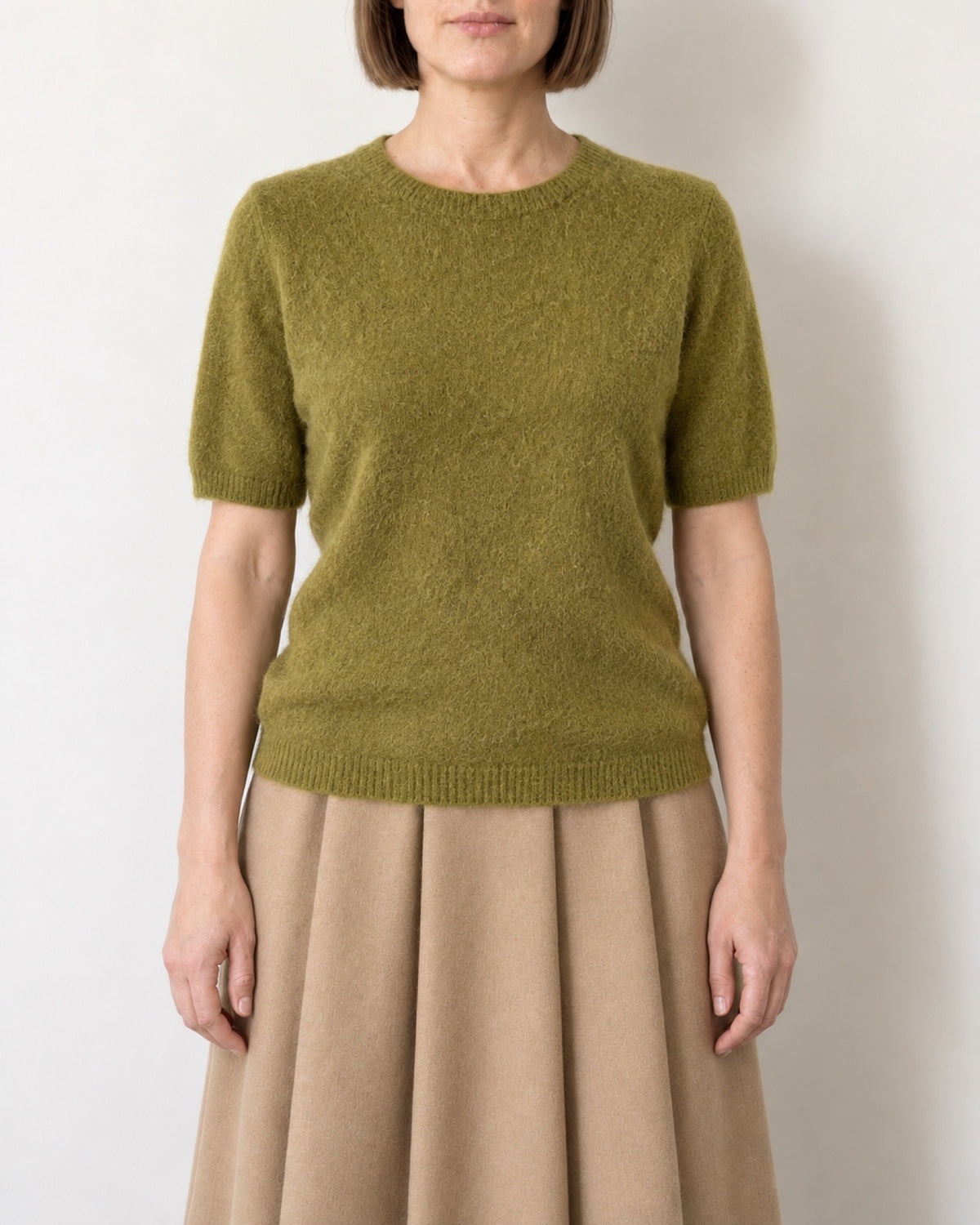 Maglione a maniche corte verde oliva, vista davanti sulla modella