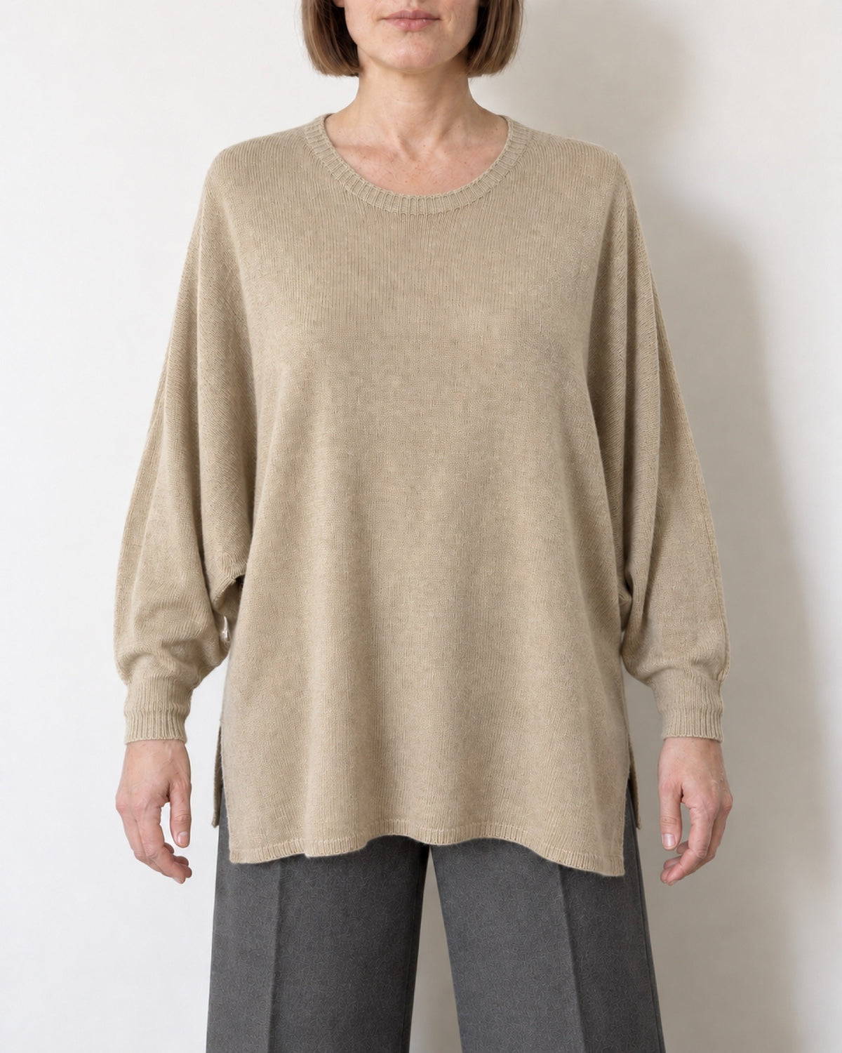 Maglione oversize a pipistrello beige, vista davanti sulla modella