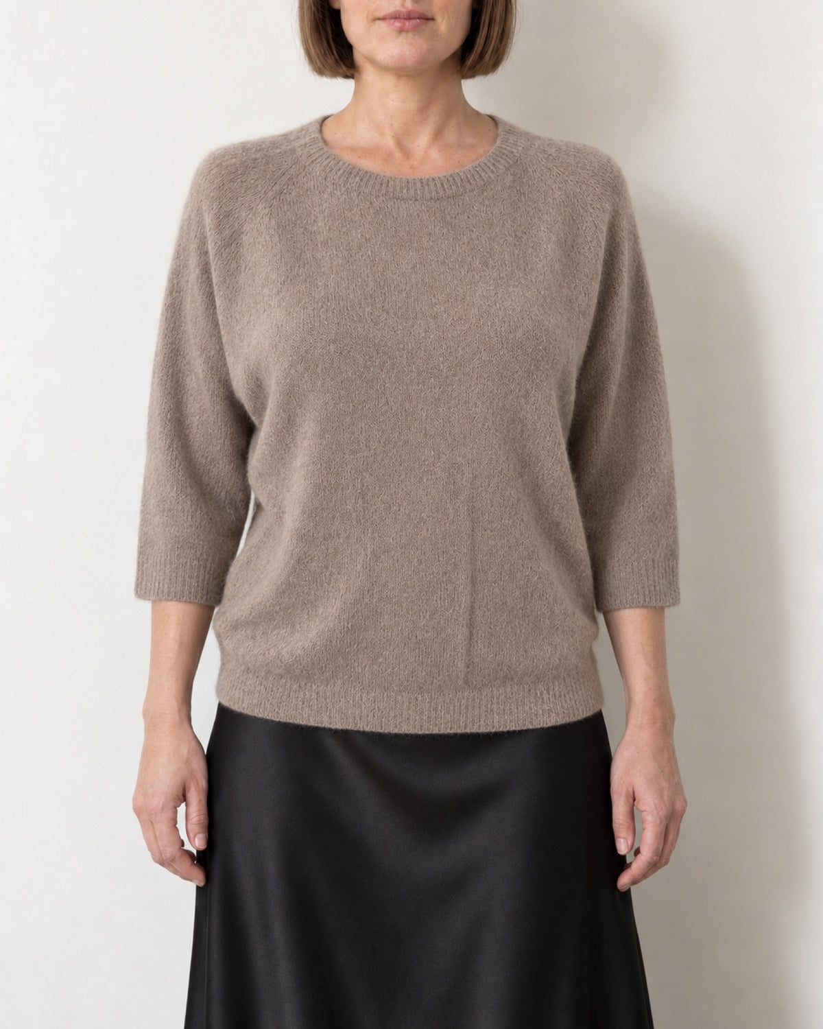 Maglione tortora a maniche tre quarti, vista davanti sulla modella