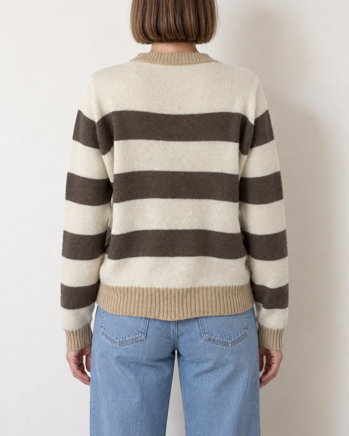 Maglione a righe panna e tortora indossato, vista posteriore