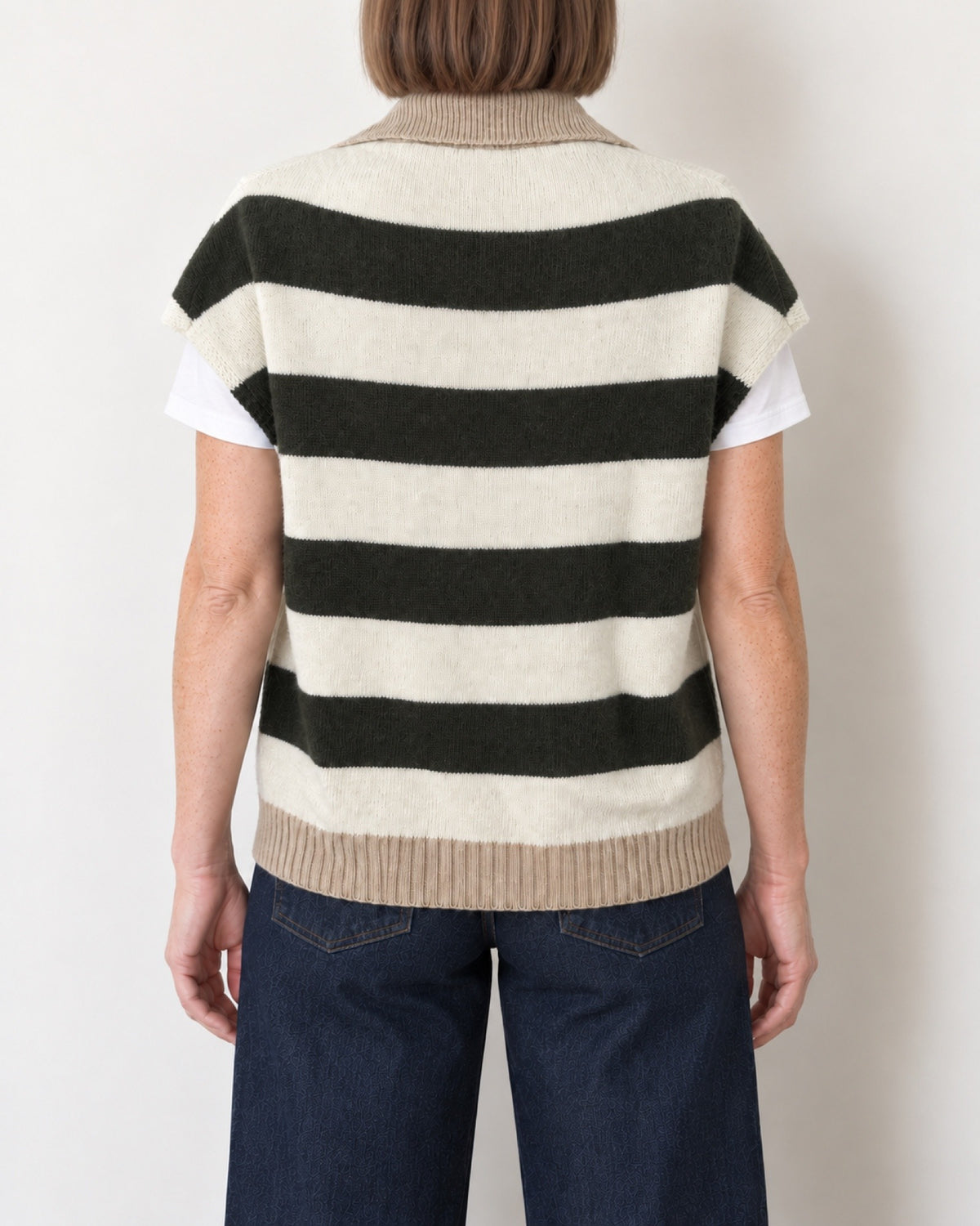 Gilet in maglia a righe con colletto, vista dietro sulla modella