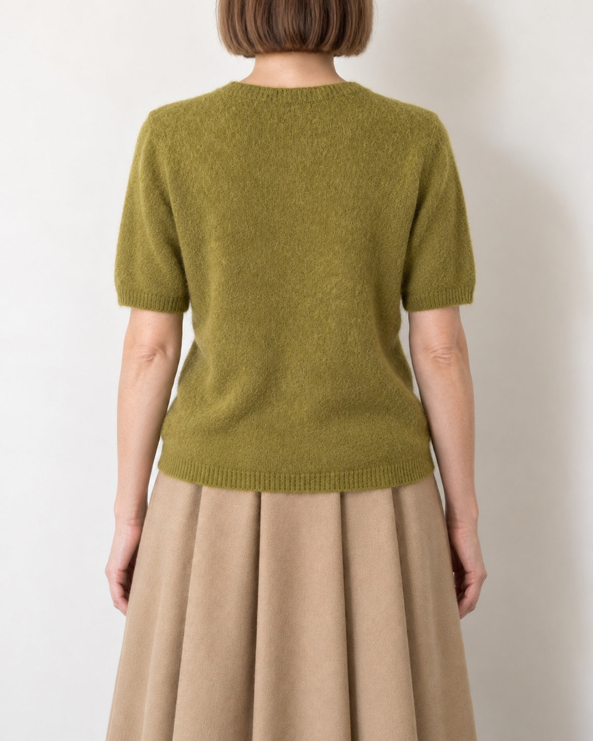 Maglione a maniche corte verde oliva, vista dietro sulla modella