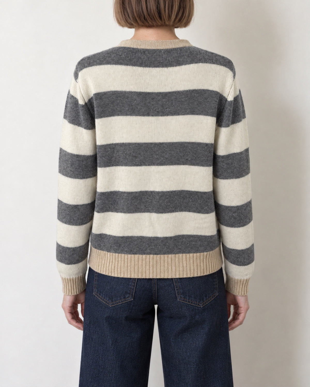 Cardigan a righe grigio e panna, vista dietro sulla modella