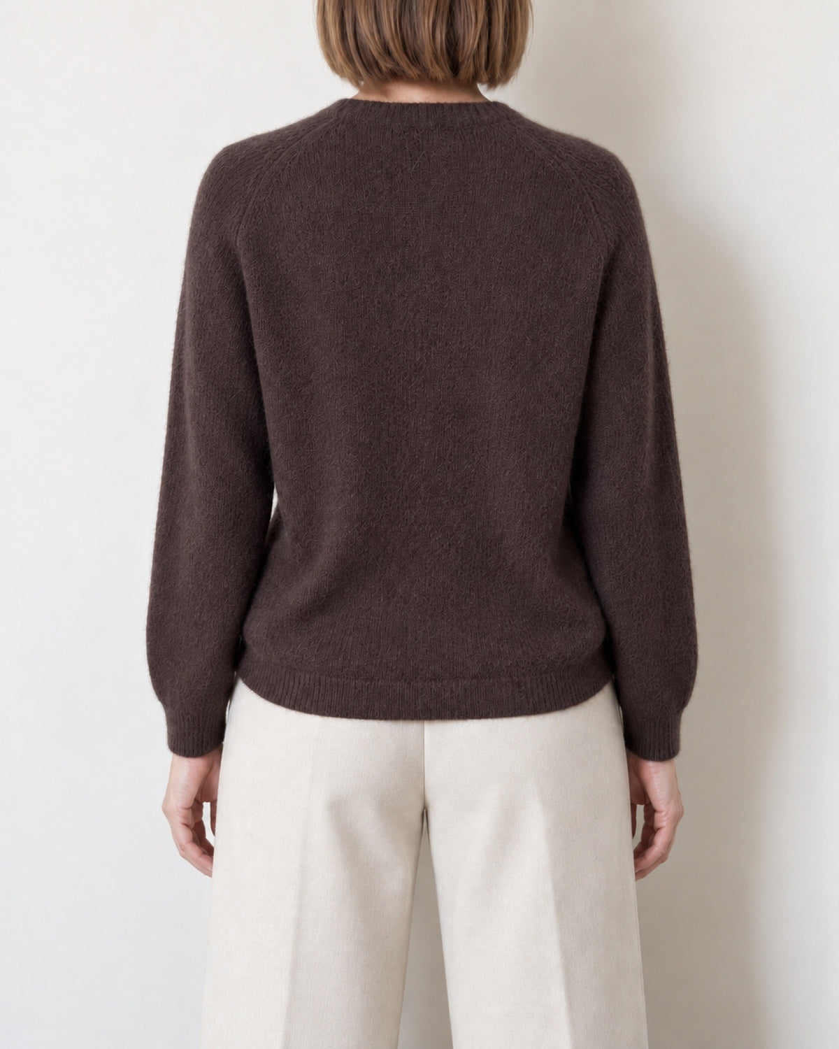 Maglione girocollo marrone prugna, vista dietro sulla modella