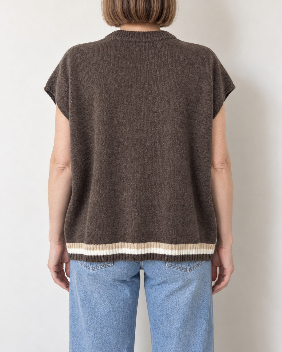 Gilet marrone a rombi visto dietro sulla modella, misto lana e cashmere