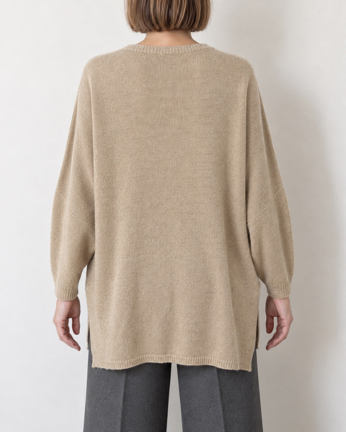 Maglione oversize a pipistrello beige, vista dietro sulla modella