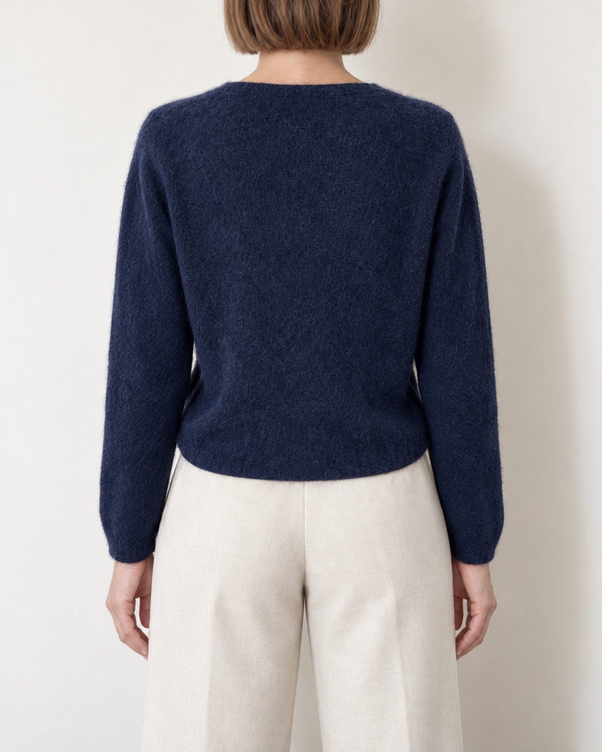 Cardigan corto donna blu in misto alpaca e lana, vista posteriore indossato