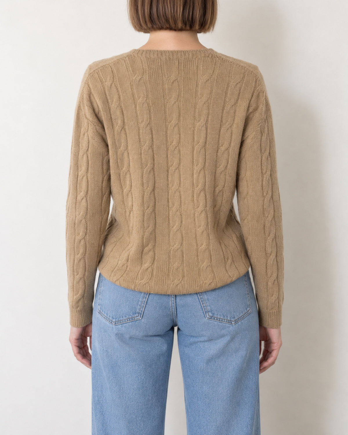 Maglione a trecce scollo a V cammello, vista dietro sulla modella