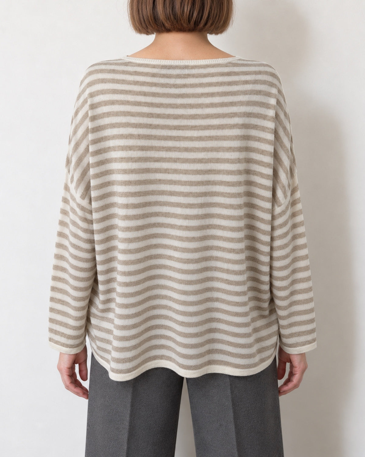 Maglia a righe oversize indossata, vista posteriore con orlo arrotondato