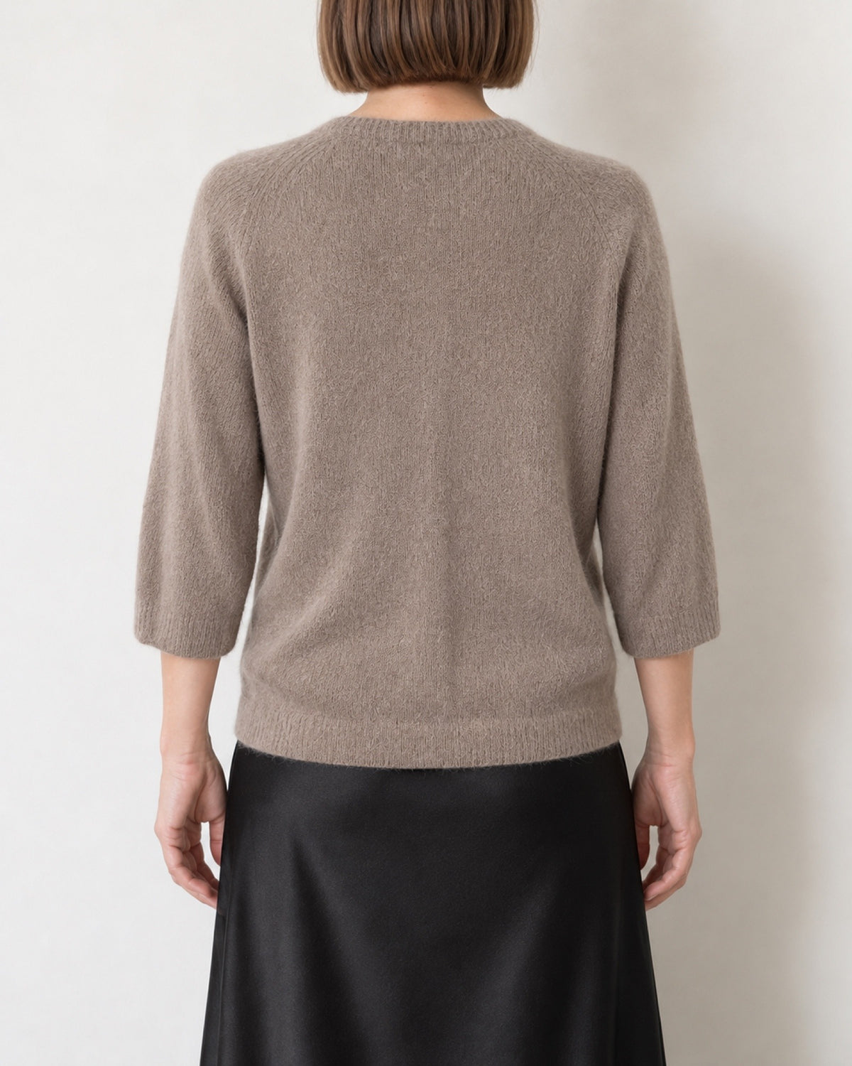 Maglione tortora a maniche tre quarti, vista dietro sulla modella
