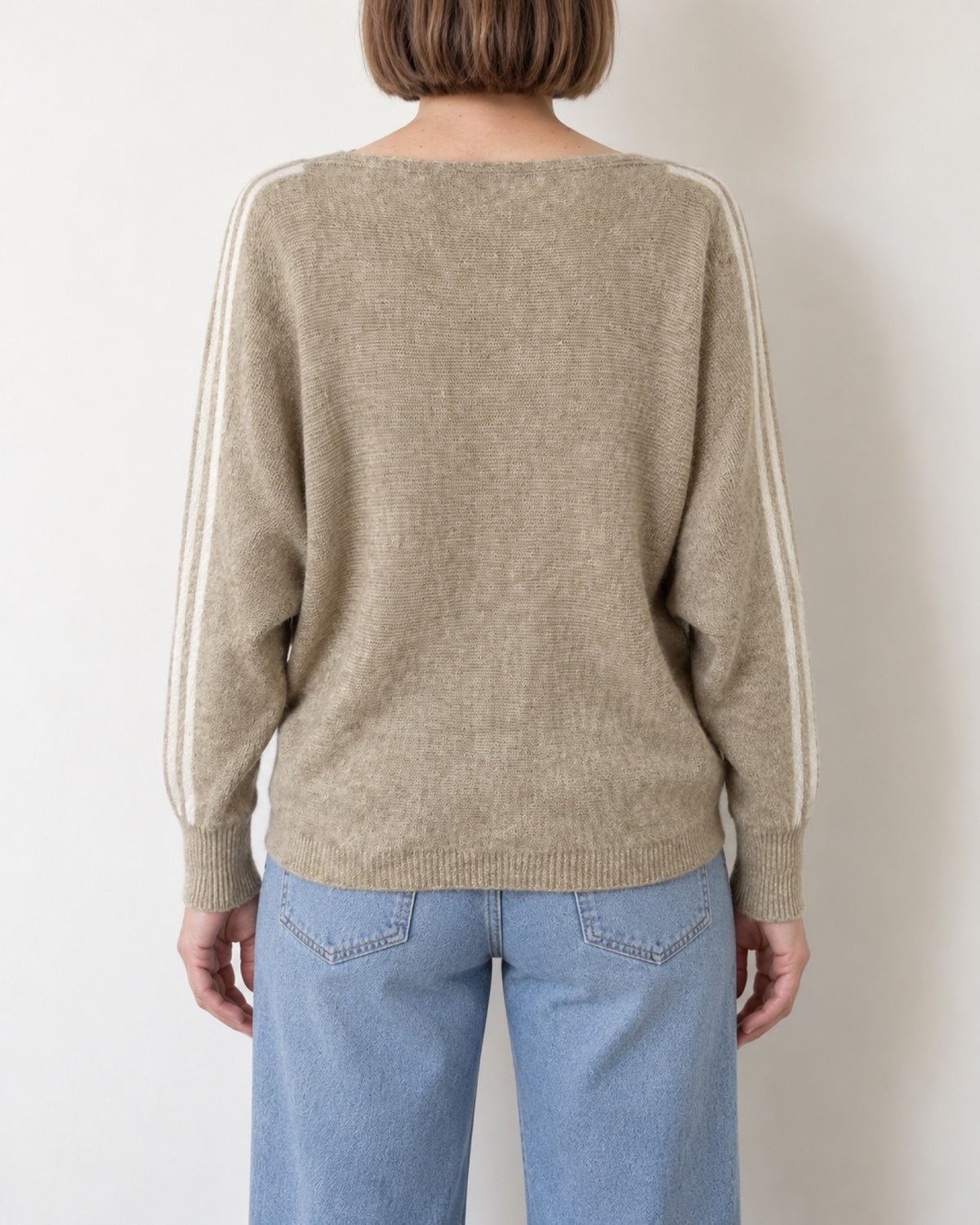 Maglia scollo a barca a pipistrello beige indossata, vista posteriore