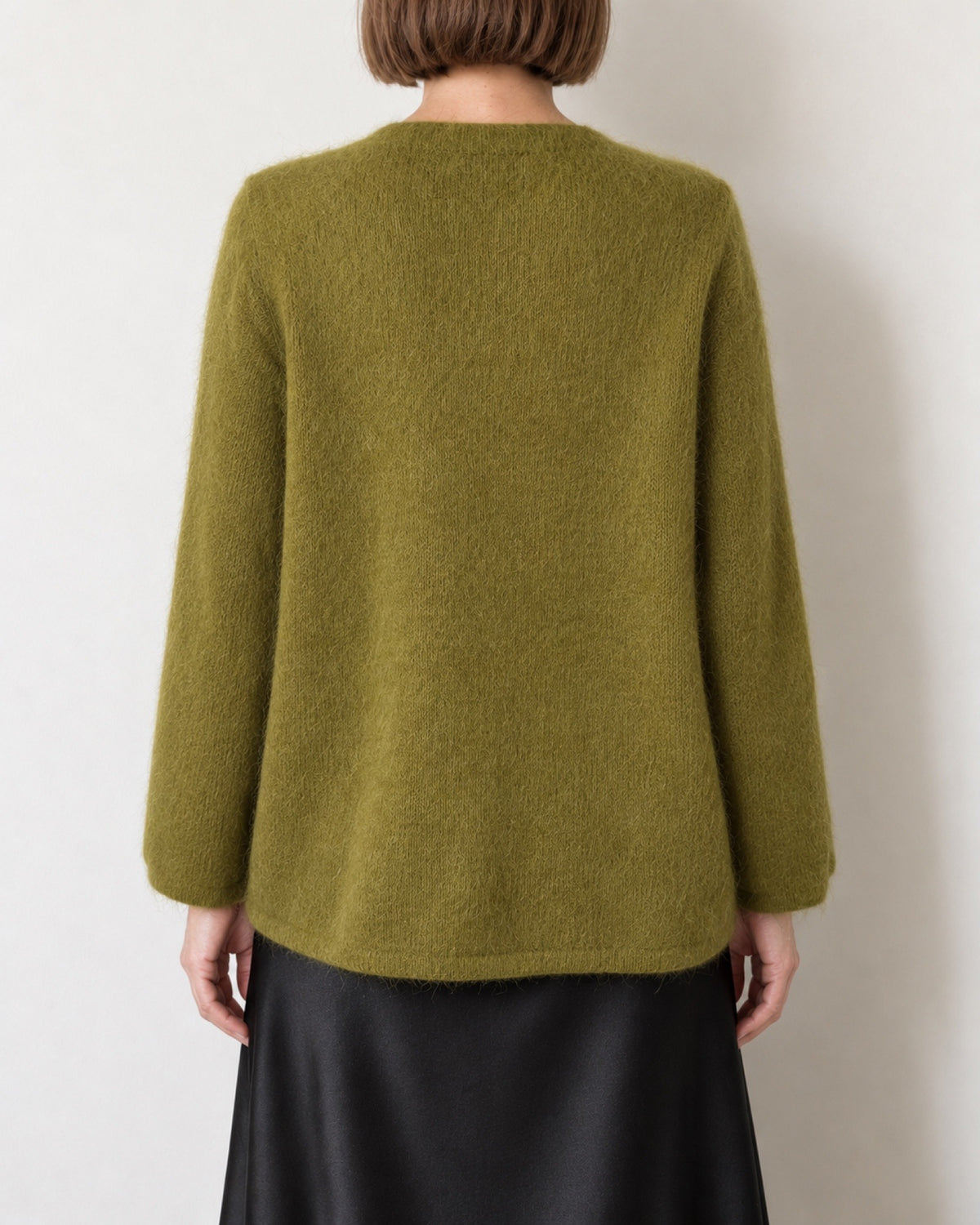 Maglione oversize verde oliva indossato, vista posteriore