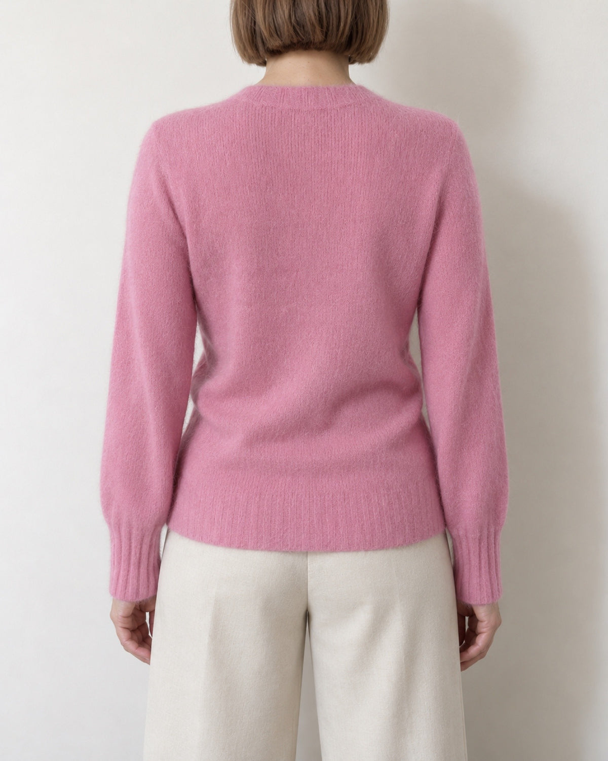 Maglione girocollo rosa indossato, vista posteriore