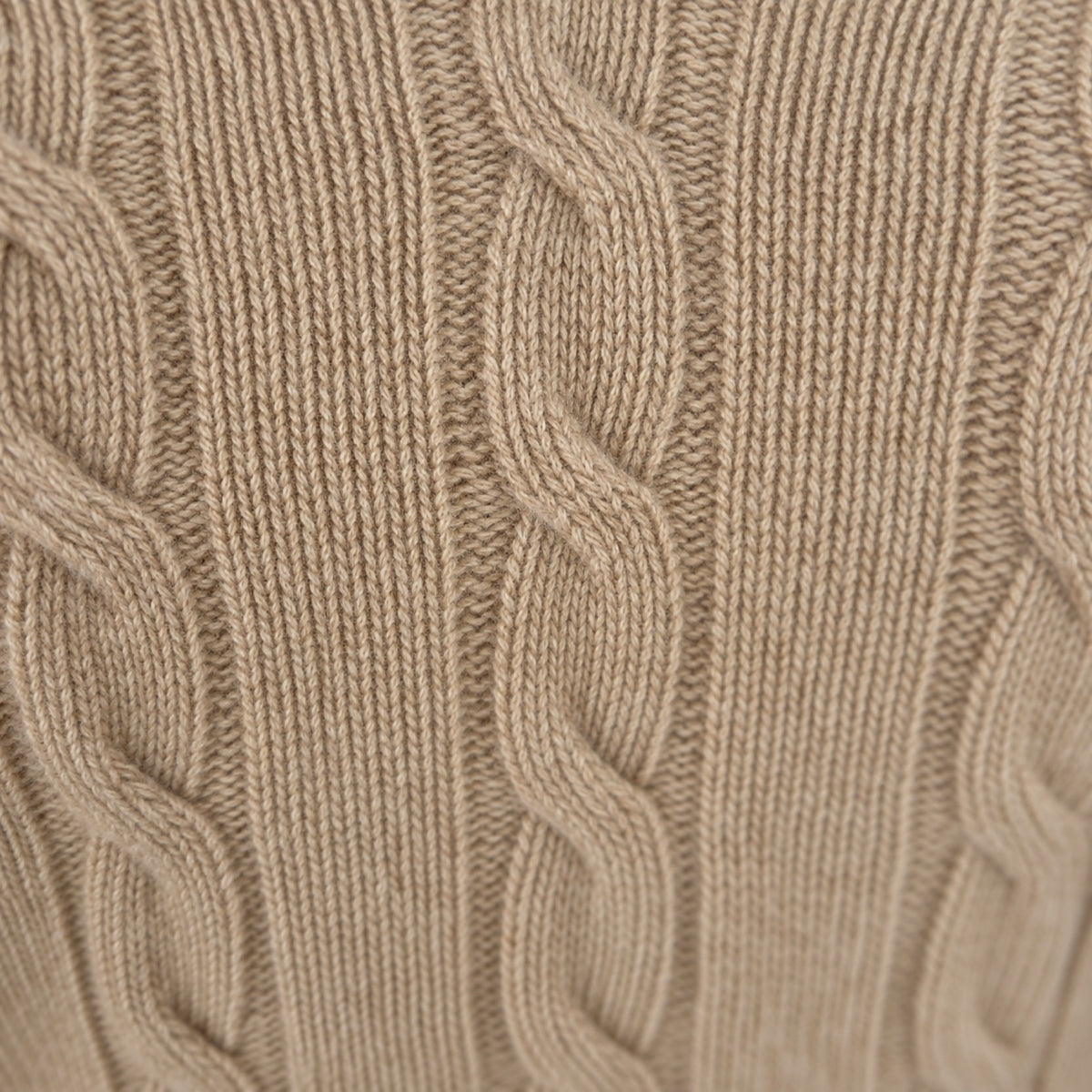 Maglione a trecce scollo a V cammello, dettaglio della maglia