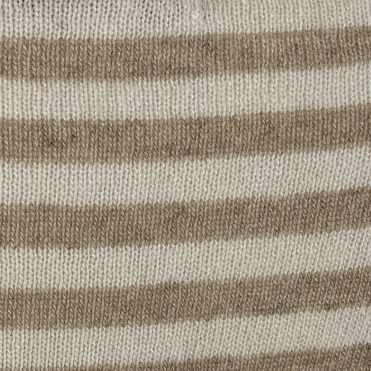Dettaglio della maglia a righe beige melange e panna