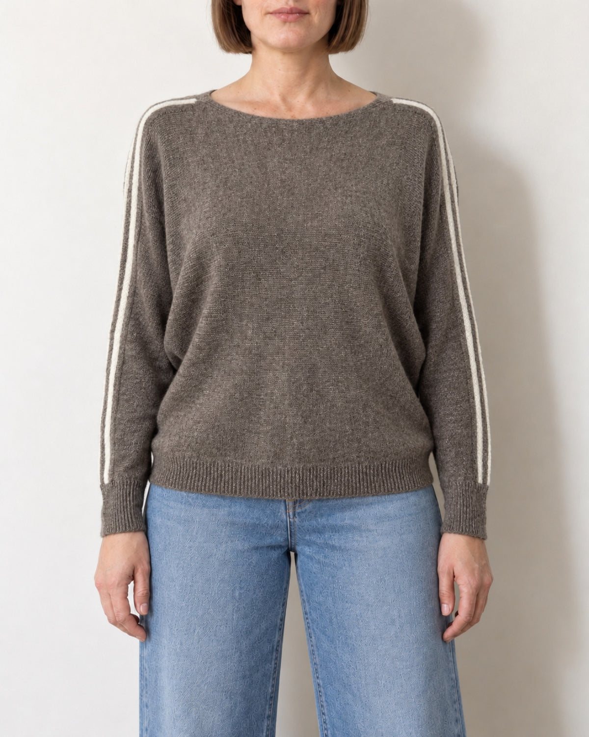 Maglia scollo a barca a pipistrello tortora indossata con jeans chiari, vista frontale