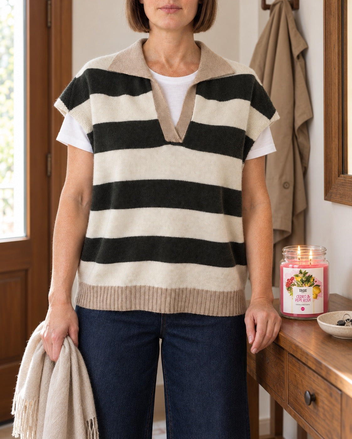 Gilet a righe panna e verde scuro con colletto indossato con jeans scuri all'ingresso