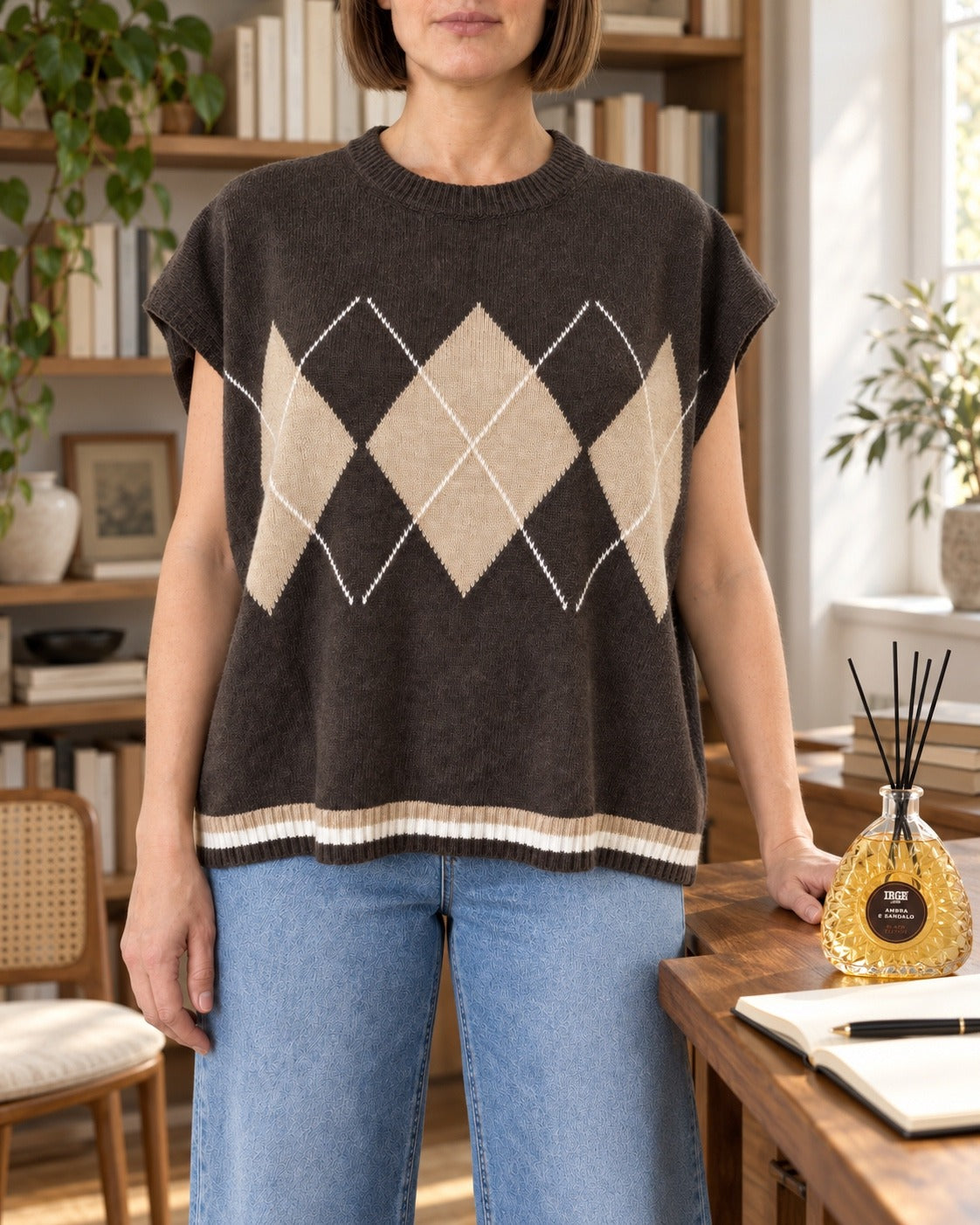 Gilet marrone a rombi indossato con jeans chiari, misto lana e cashmere