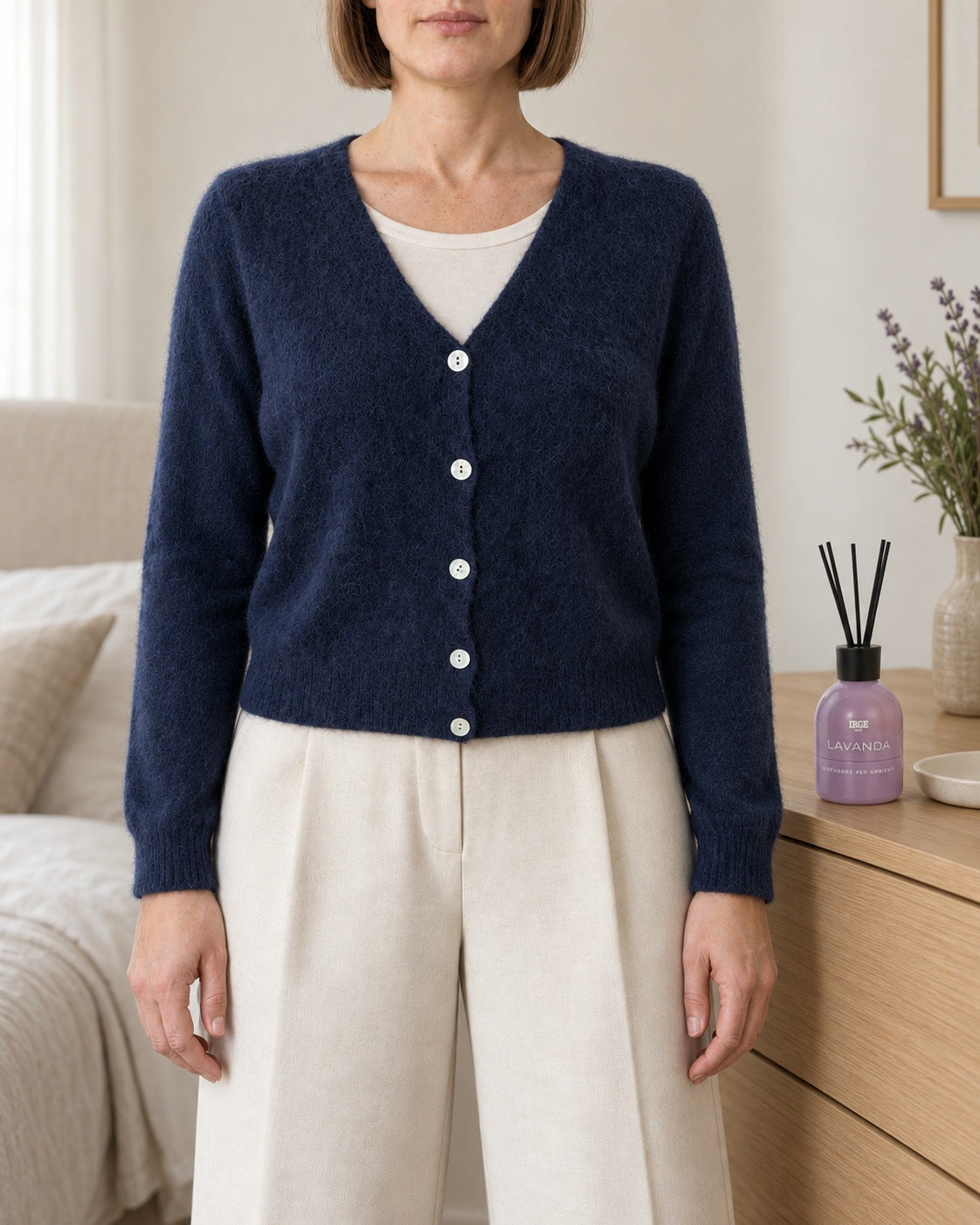 Cardigan corto donna blu in misto alpaca e lana, indossato con pantaloni ecrù
