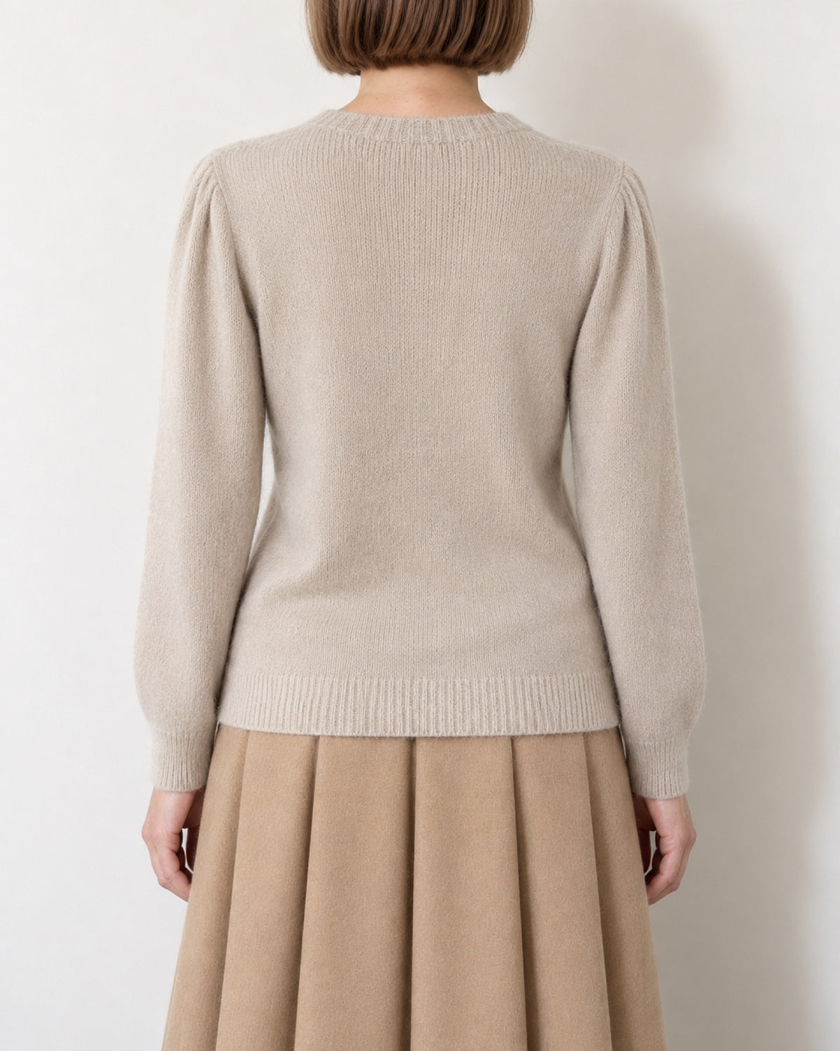 Maglia con maniche a sbuffo beige indossata, vista posteriore
