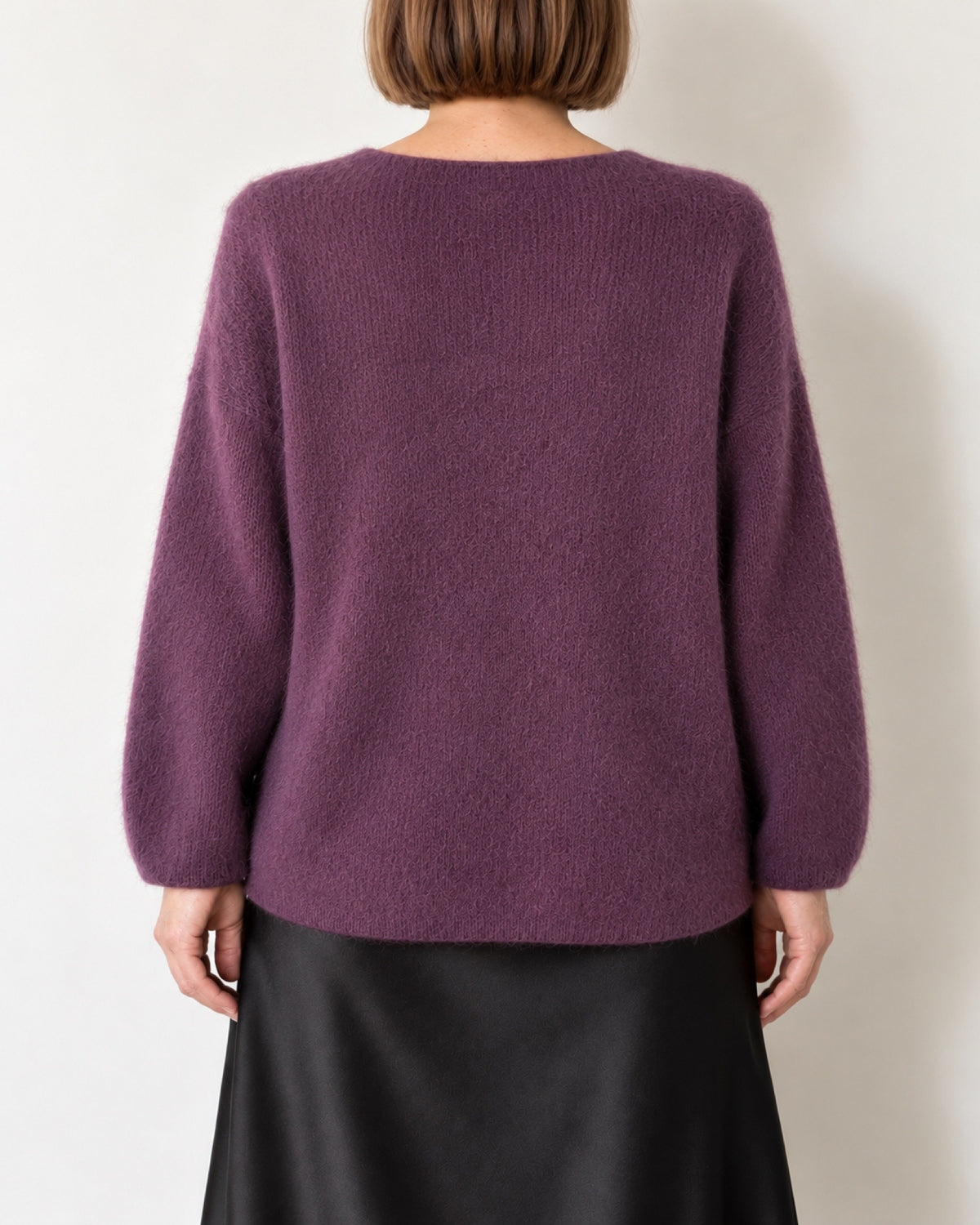 Maglione oversize viola indossato, vista posteriore