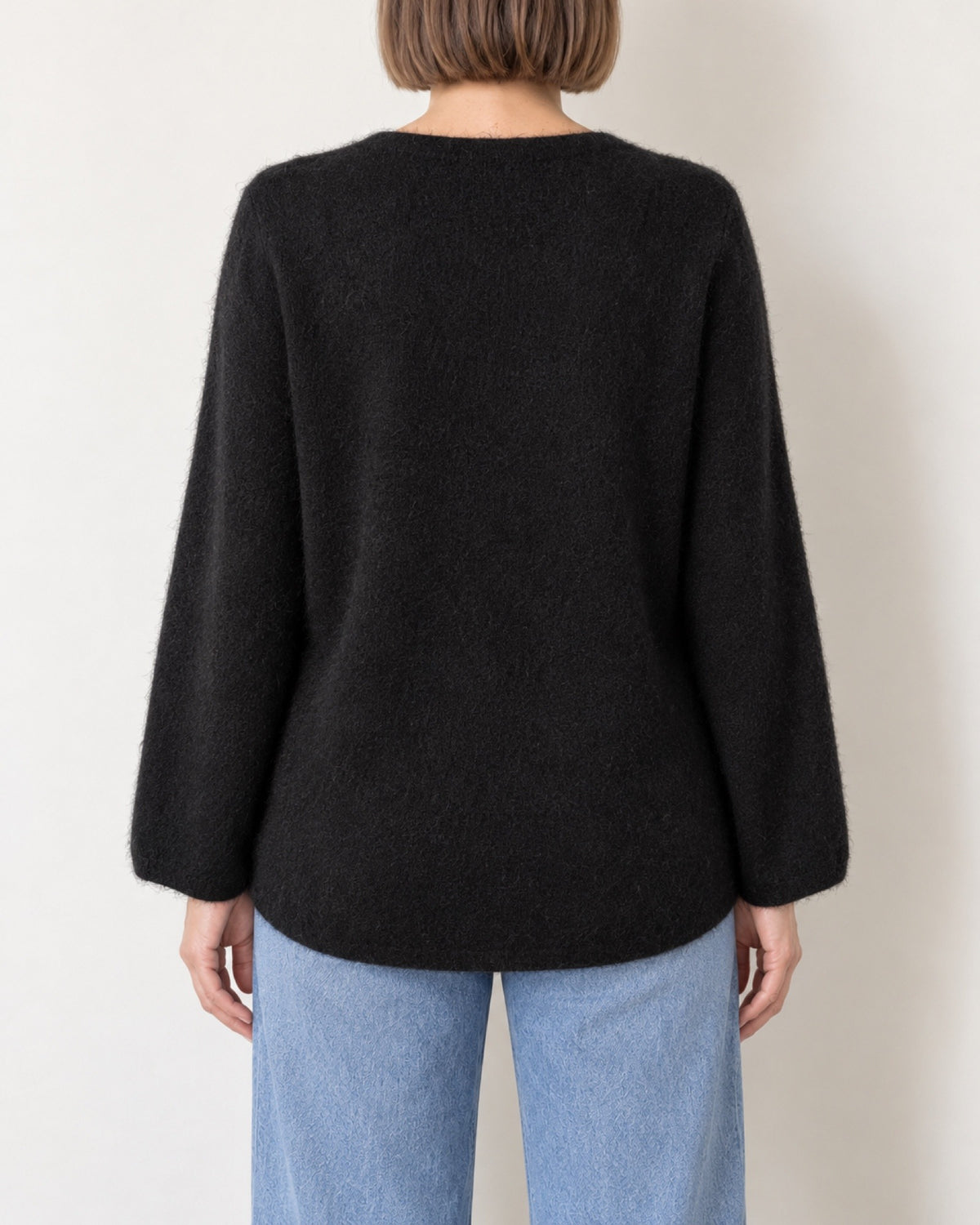 Maglione oversize nero indossato, vista posteriore